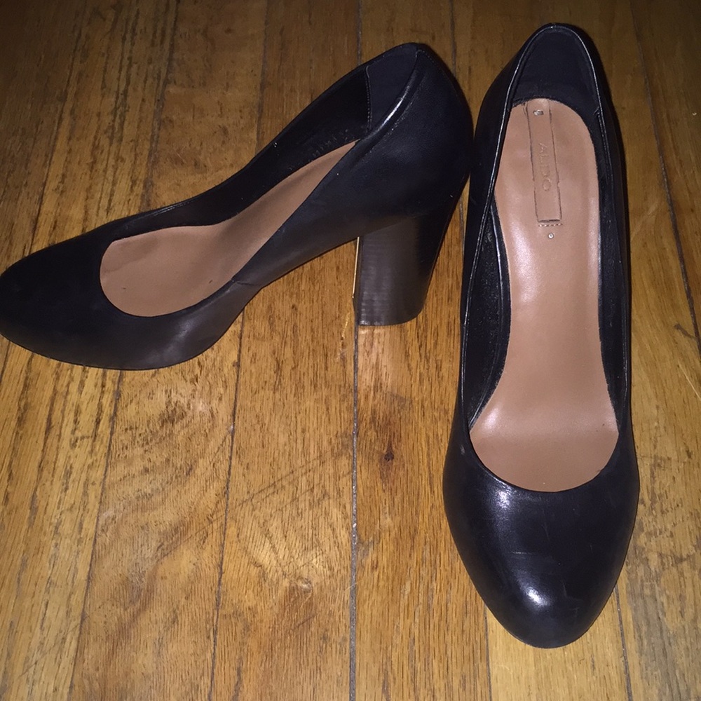 Black aldo pumps with gold detail on interior heel